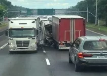 acidente entre carreta e caminhão